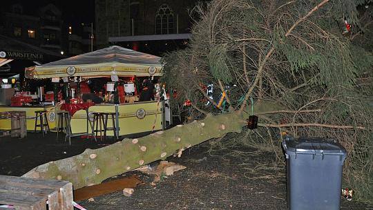 Рождественская елка упала в Германии – пострадали пять человек