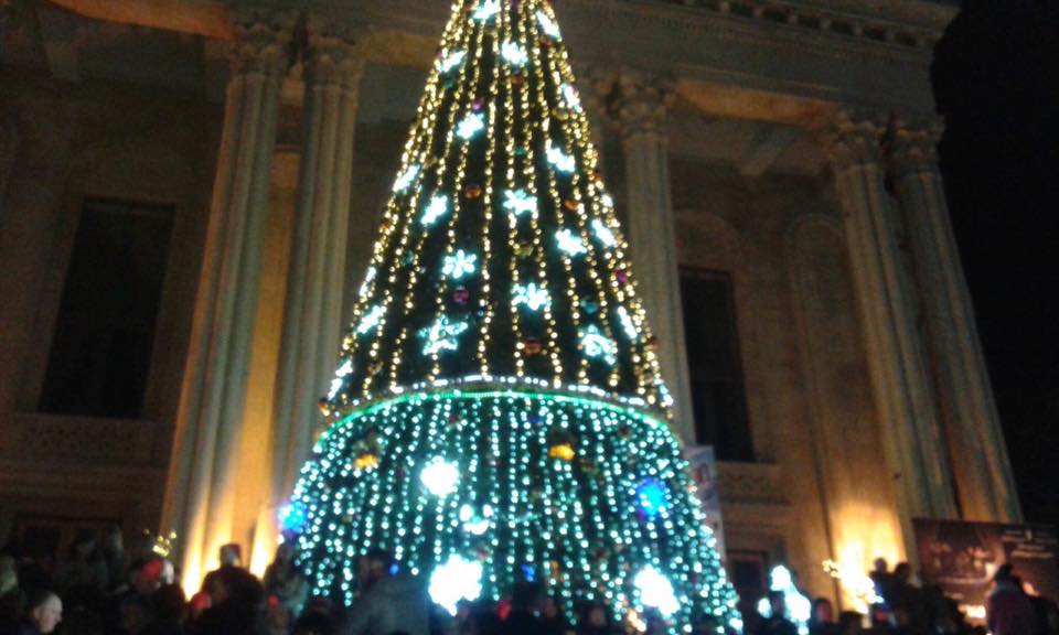 В Кутаиси зажгли главную новогоднюю елку