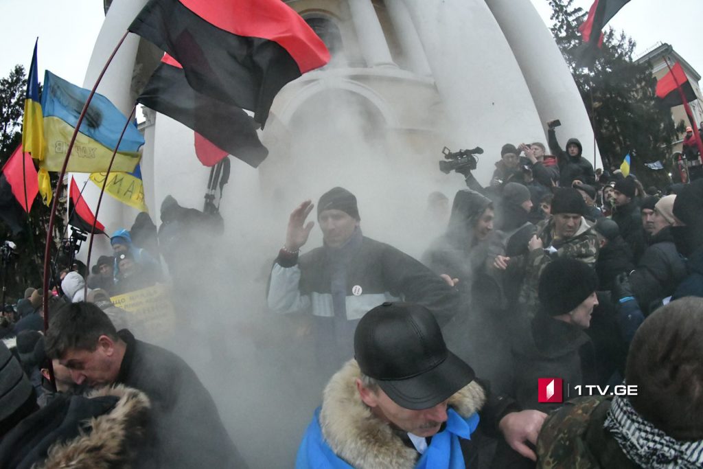 Полиция применила слезоточивый газ перед бывшим Октябрьским дворцом в Киеве (фото)