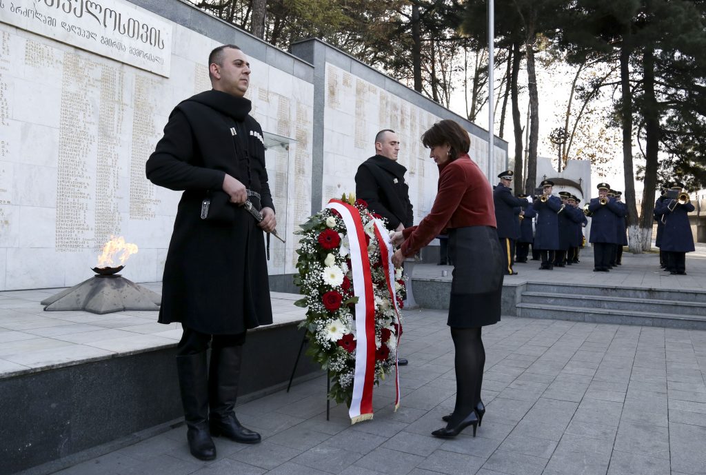 Президент Швейцарии возложила венок к мемориалу героев
