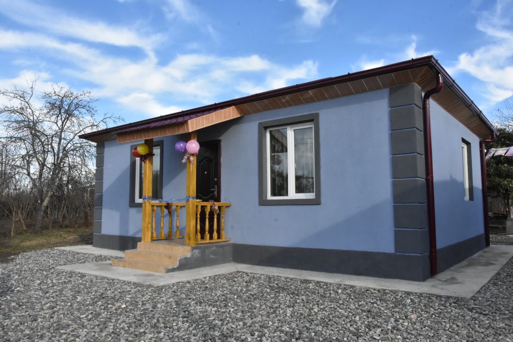 25-ти социально – незащищенным семьям в Зугдиди переданы новые дома