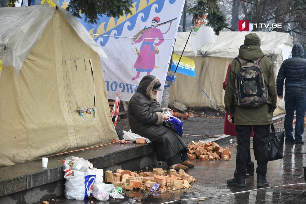 В т.н. палаточном городке в Киеве активистка движения Femen устроила акцию протеста