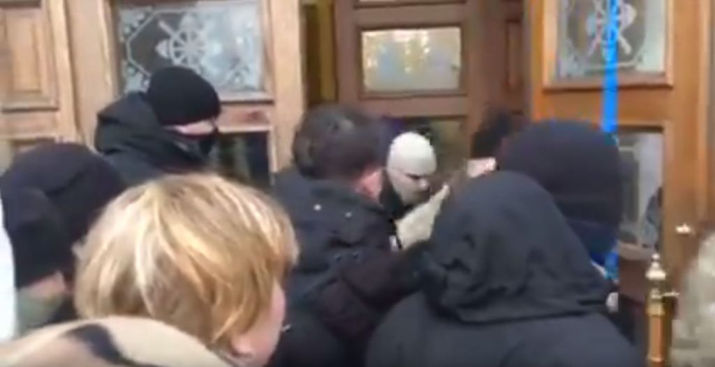 "İmpiçment marşının" iştirakçıları Kiyev Oktyabr Sarayında soxulmağa cəhd edirlər