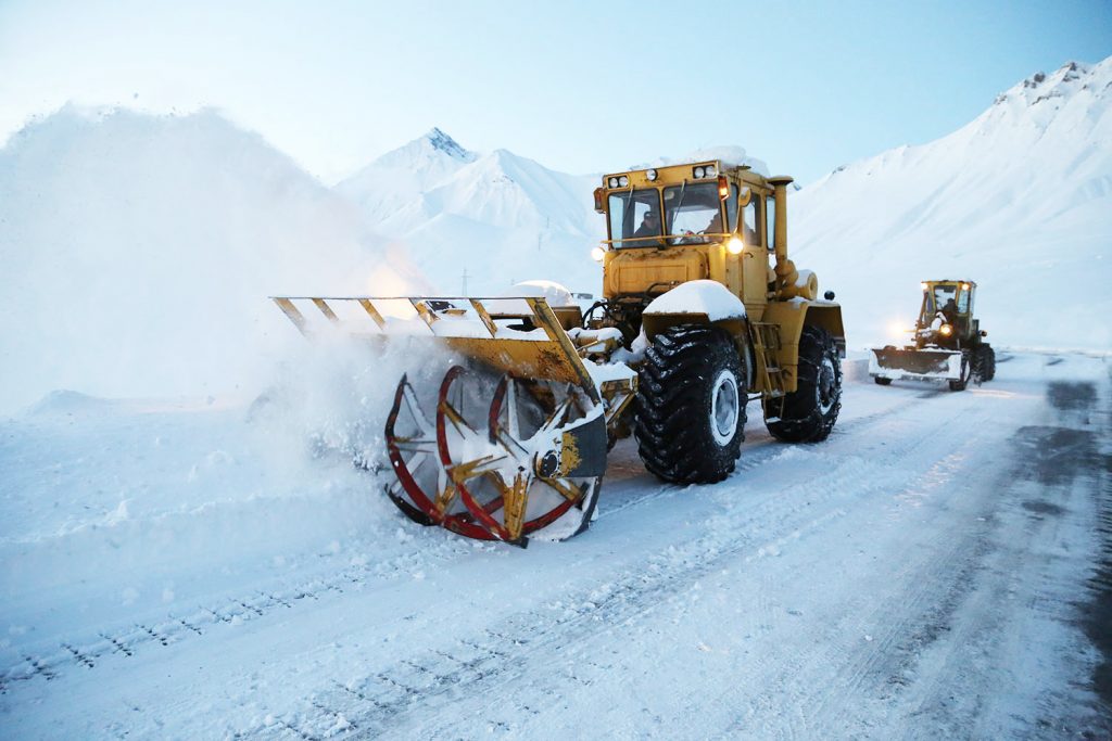 Из-за интенсивного снегопада на участке Коби-Гудаури запрещено движение трайлеров