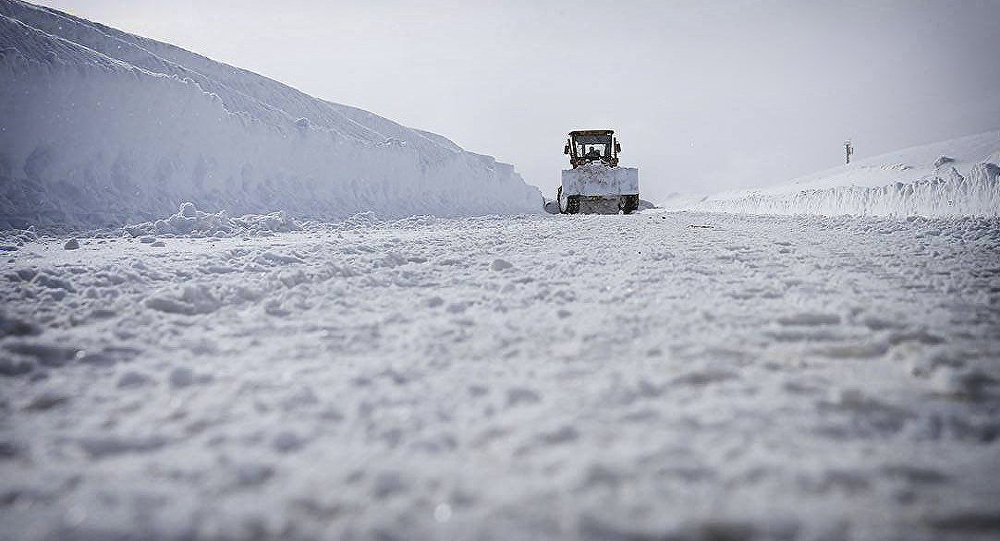 Из-за обильного снегопада на участке Гудаури-Коби действуют ограничения