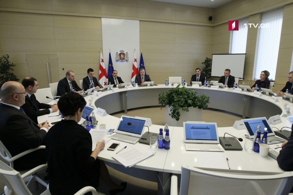 Новый кабинет министров проводит первое заседание после утверждения состава правительства