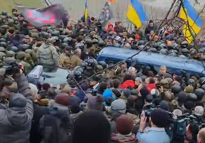 Сторонники вытащили Михаила Саакашвили из машины спецназа