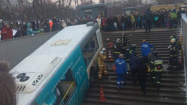 Moskvada sərnişin avtobusu "Slavianski Bulvar" metrostansiyası yeraltı keçidinə düşdü