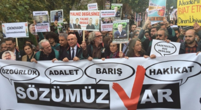 İstanbulda yaxalanan akademiklərə dəstək aksiyası keçirildi