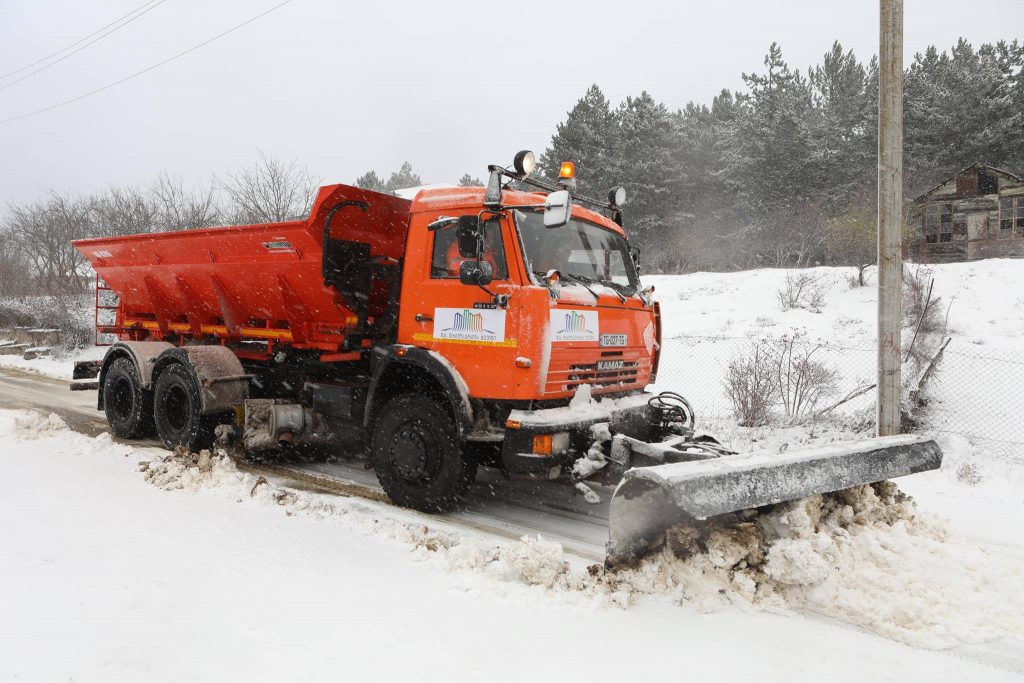 В Коджори началась очистка дороги от снега