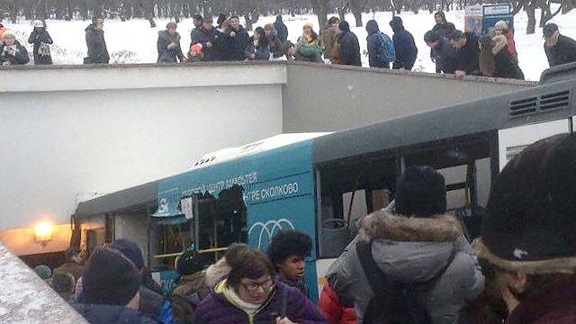 “Slavianski Bulvar” metrostansiyası yeraltı keçidinə düşən avtobusun sürücüsünün dediyinə görə, pedalları səhv saldı