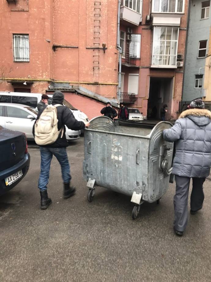 У дома Саакашвили активисты начали строить баррикады