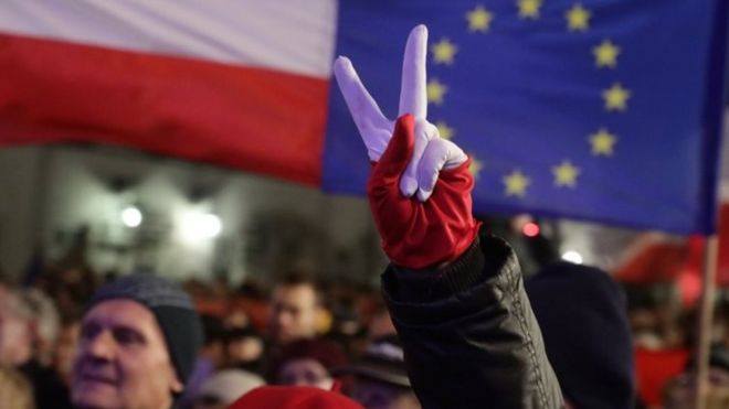 Еврокомиссия сегодня решает  вопрос введения санкций в отношении Польши