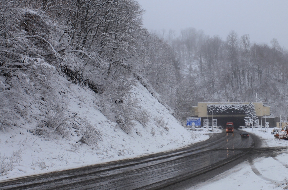 Департамент автодорог Грузии призывает граждан передвигаться с использованием зимней резины