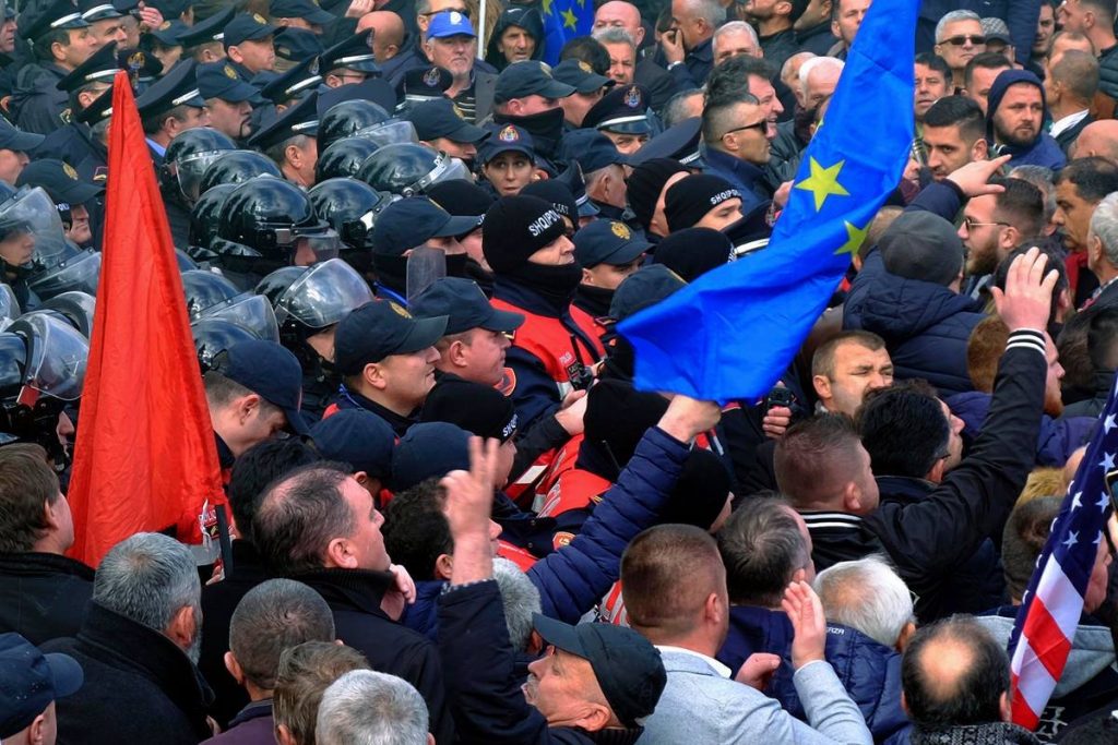 Tiranada polis və aksiya iştirakçıları arasında qarşıdurma nəticəsinə bir neçə əfər xəsarət aldı