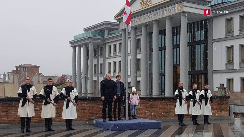 Prezident Sarayında Gürcüstan dövlət bayrağının etalonu ucaldıldı