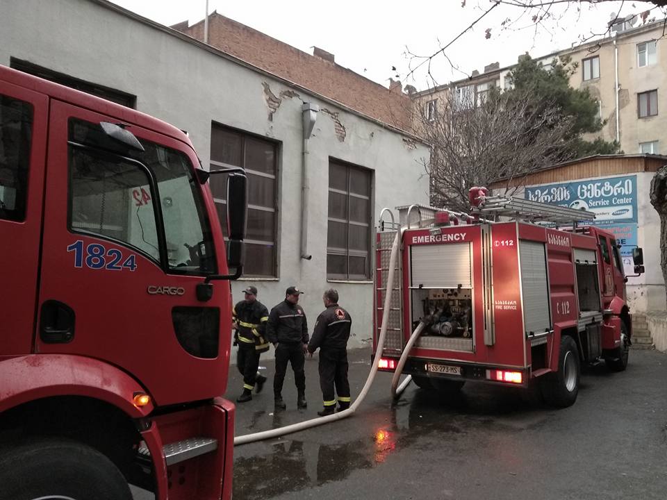 В 51-ой тбилисской школе загорелся инвентарь