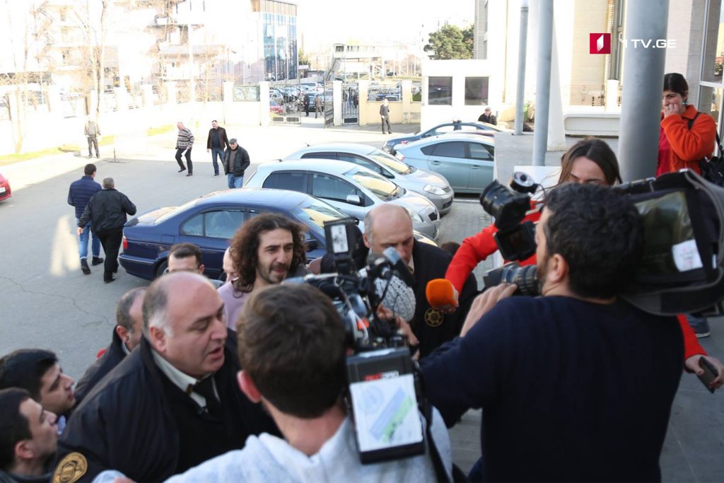 Задержанного в суде Торнике Бзиава оштрафовали на 500 лари, процесс Беки Цикаришвили запланирован на завтра