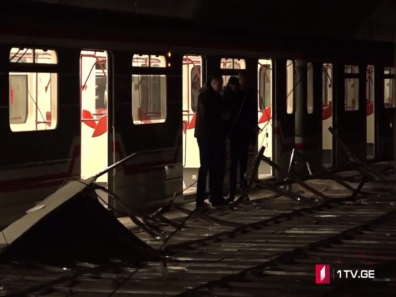 Новые видеокадры из станции метро «Варкетили», где в результате обрушения потолка пострадали 14 человек