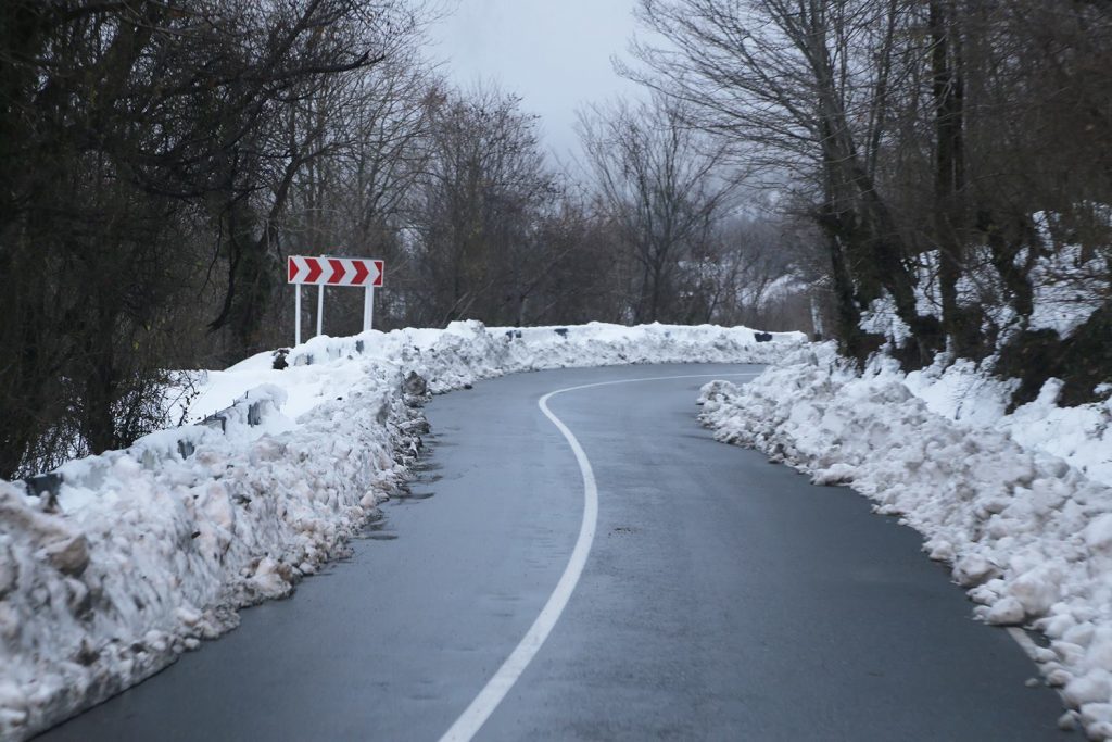 Из-за интенсивного снегопада и морозов ограничения введены на дороге Гомбори-Вазиани-Телави