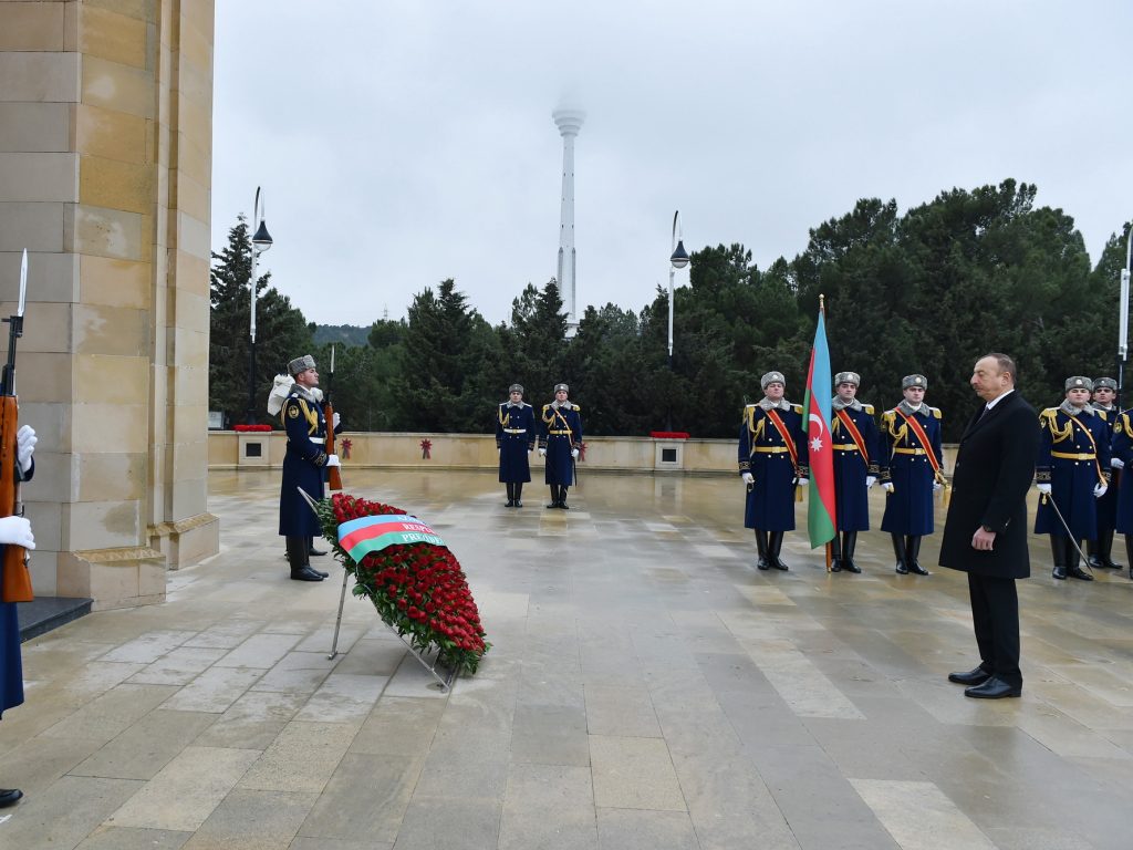Ильхам Алиев почтил память погибших 20 января 1990 года