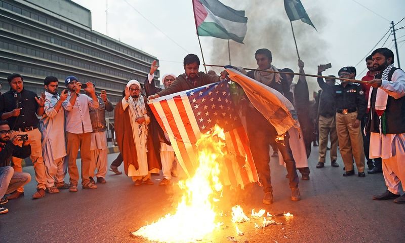 Pakistanda aksiyada ABŞ-ın bayrağını yandırdılar