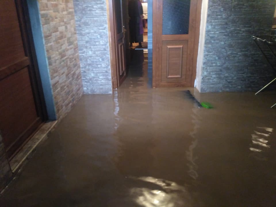 В результате проливного дождя, в Хашури затопило дома