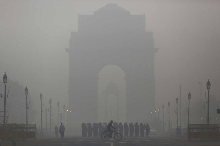 Hindistanda sis-duman ictimai nəqliyyata əngəllər törətdi