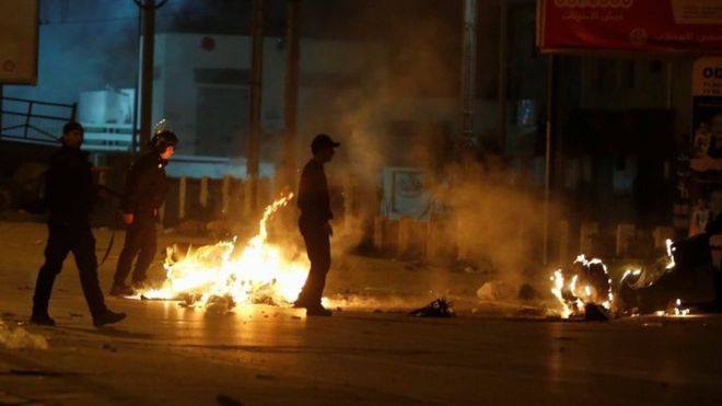Полиция применила слезоточивый газ против демонстрантов в столице Туниса