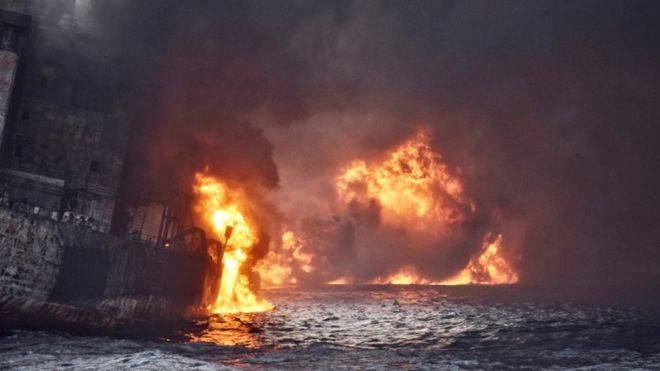 Şərqi Çində dənizdə bir həftə yanan tanker batdı