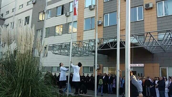 Государственный флаг в Кутаиси подняли врачи