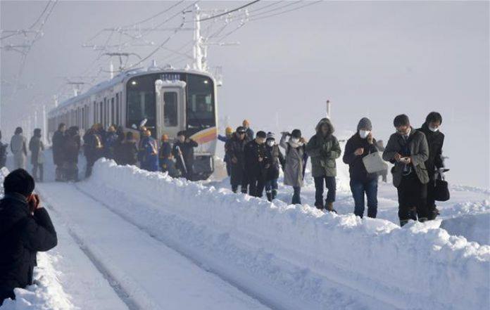 Снегопады на западе Японии привели к жертвам двух человек