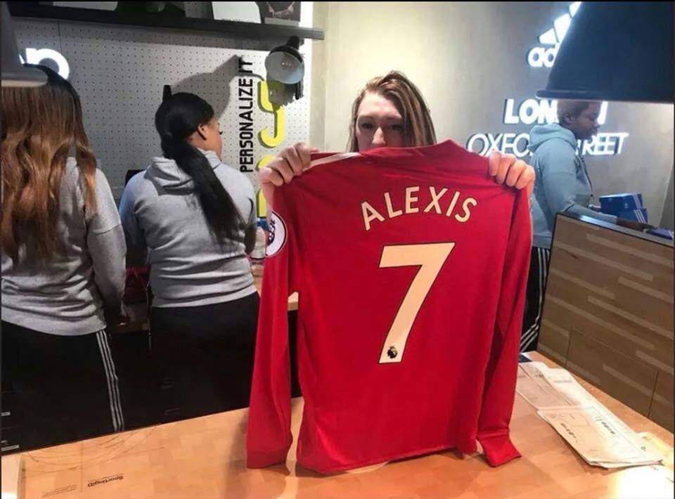 В сети появились снимки с формой Алексиса Санчеса, продающейся в магазинах "Манчестер Юнайтед"