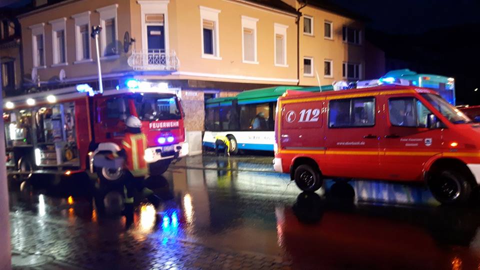 Школьный автобус врезался в жилой дом в Германии, есть пострадавшие