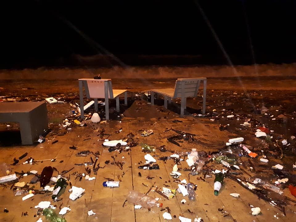 В результате шторма, на батумский бульвар выбросило мусор [фото]