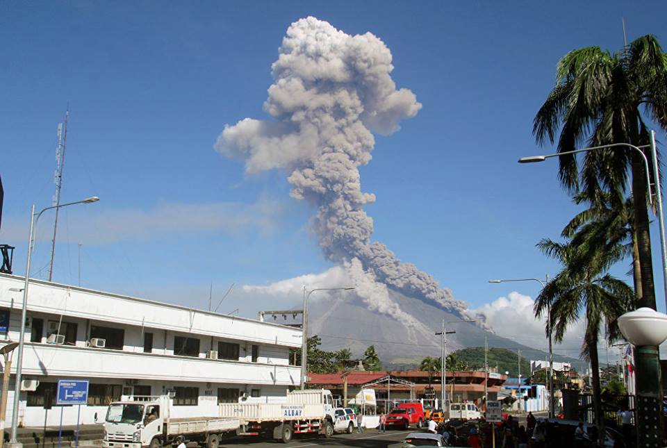 Вулкан Майон на Филиппинах продолжает выбрасывать лаву, более 40 тыс. человек эвакуированы