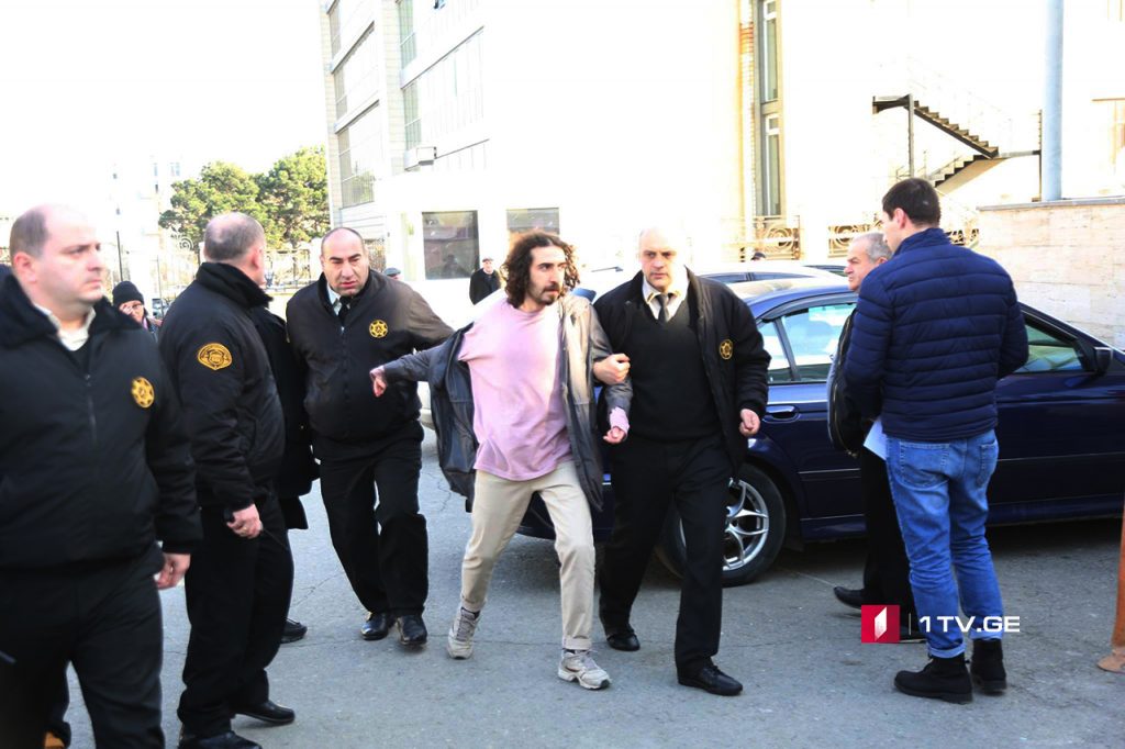 После объявления приговора Гиоргию Гиорганашвили задержали два лица