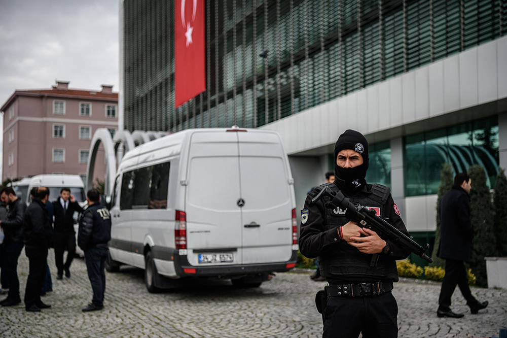 Türkiyədə hökumətin tənqidinə görə, 300 nəfəri yaxaladılar