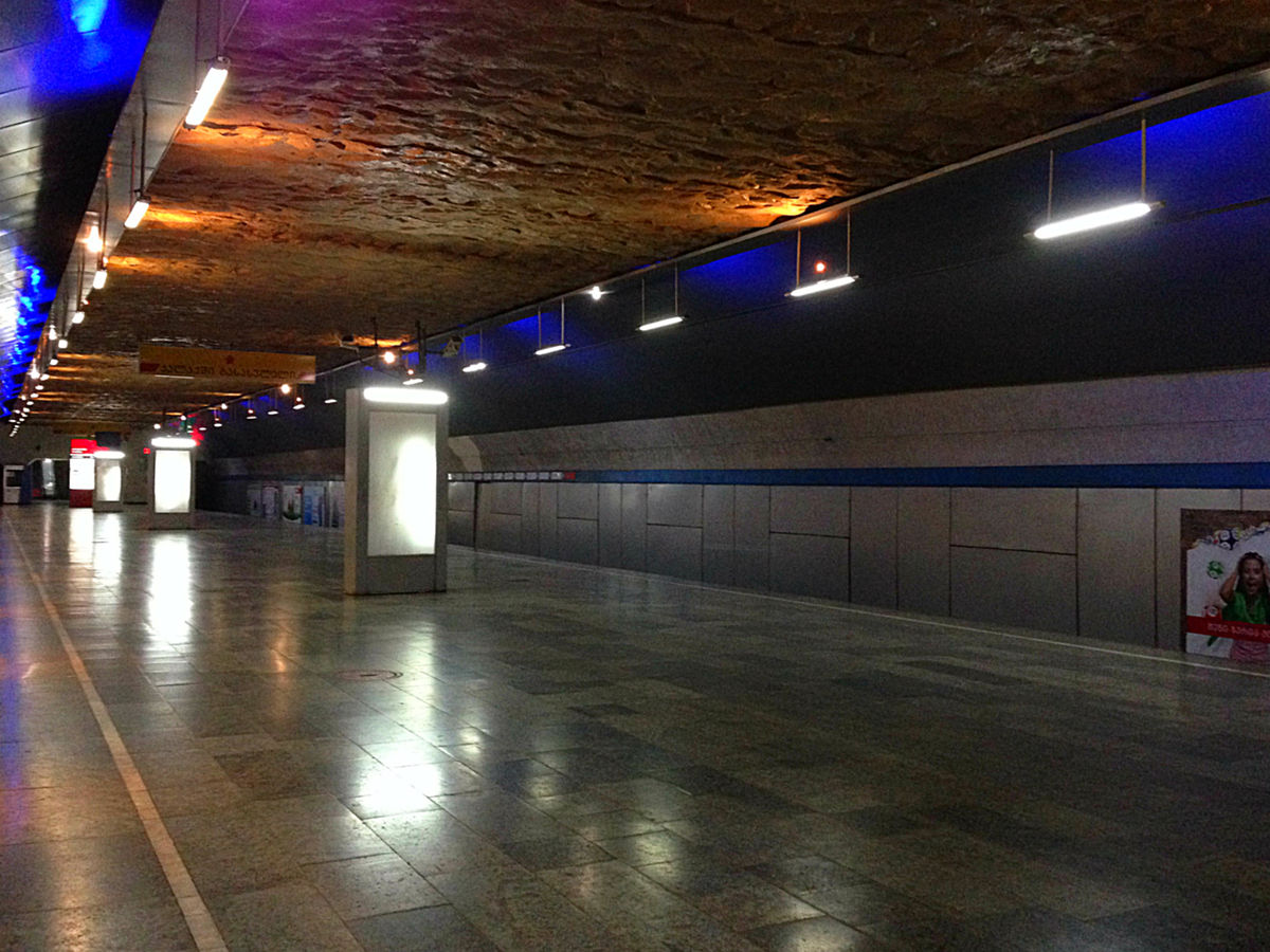 В результате рухнувшей части потолка в метро Варкетили пострадали три человека