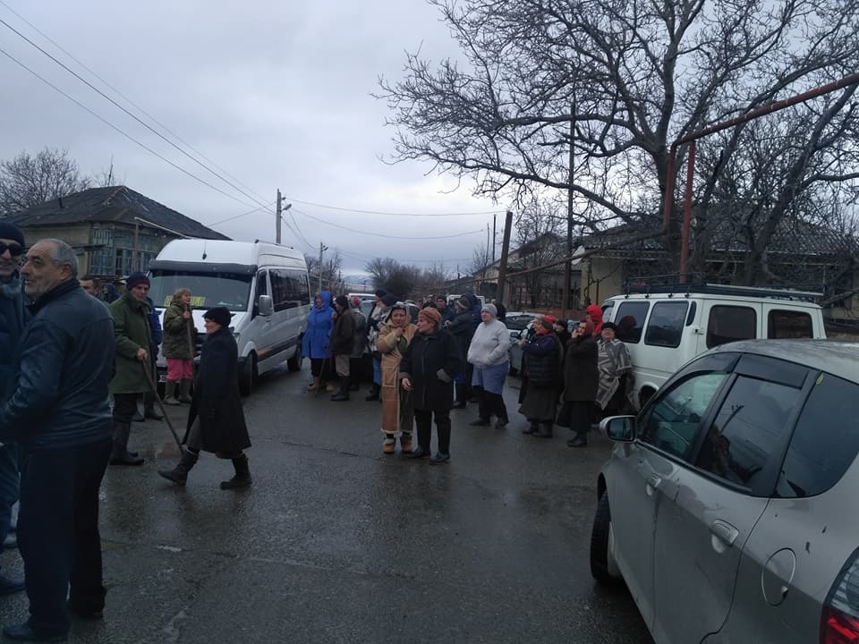 Население Гоми перекрыло центральную магистраль Тбилиси-Сачхере