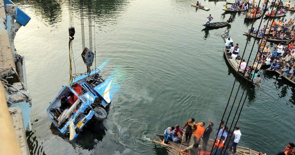 Հնդկաստանում ավտոբուսն ընկել է գետը. կա 45 զոհ