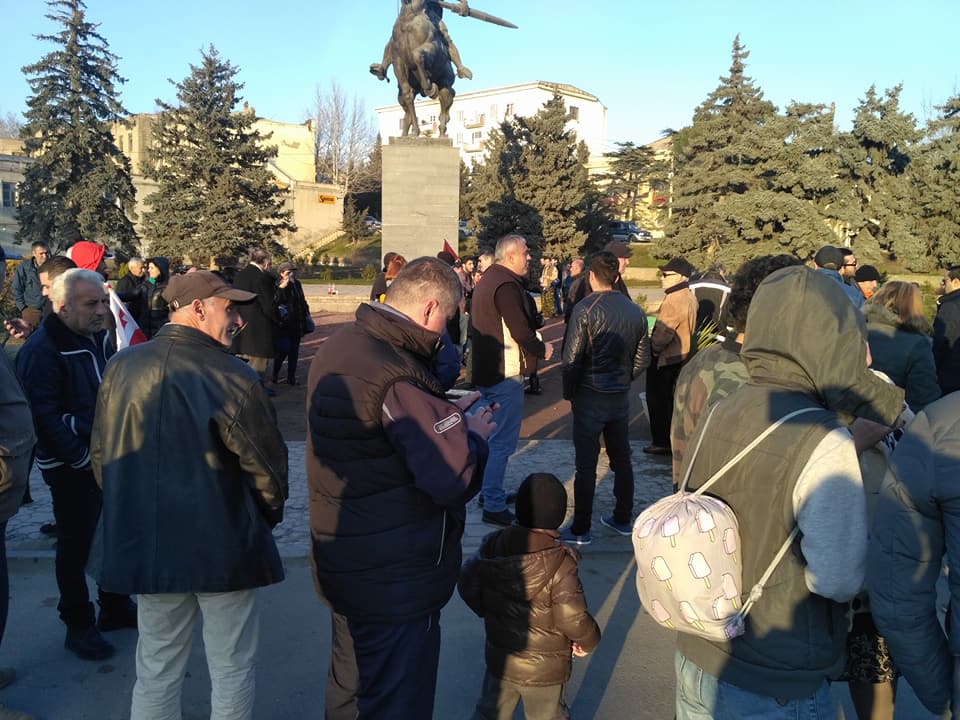 Часть местных жителей проводит акцию протеста в Каспи