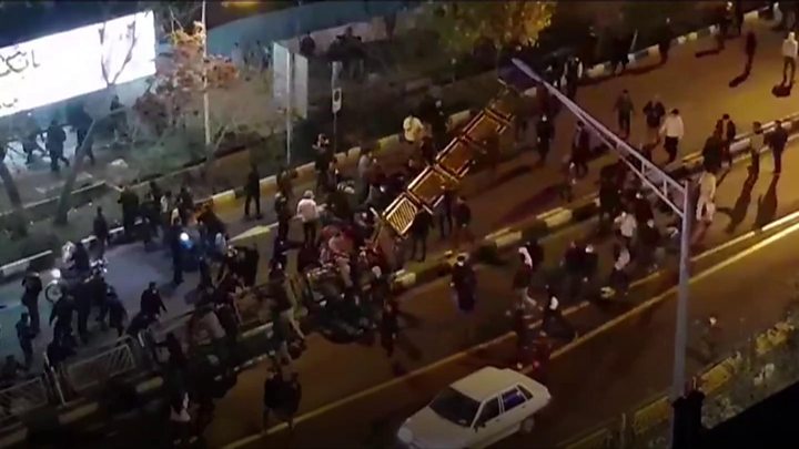 Iran unrest: 'Ten dead' in further protests overnight
