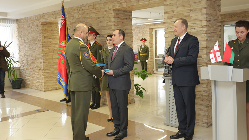 Дмитрий Кумсишвили наградил белорусских спасателей