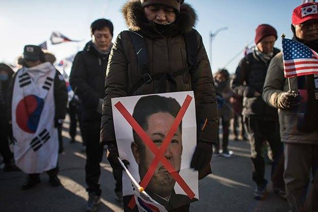 Cənubi Koreyada Şimali Koreyanın bayraqlarını yandırırlar