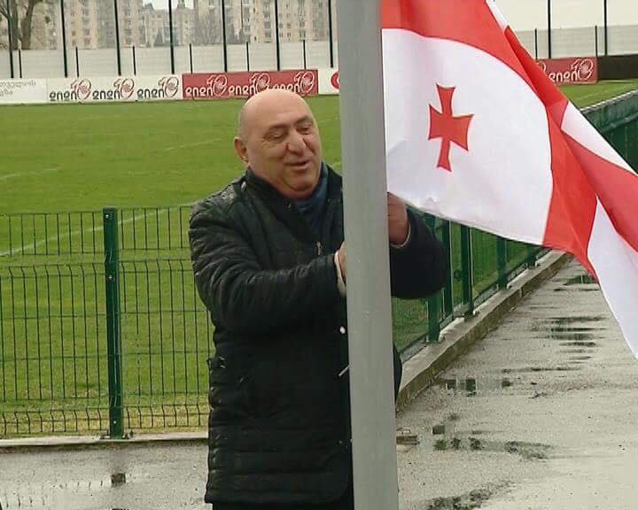 Решением союза регби Грузии, Гоги Цулая поднял грузинский флаг на стадионе в Кутаиси