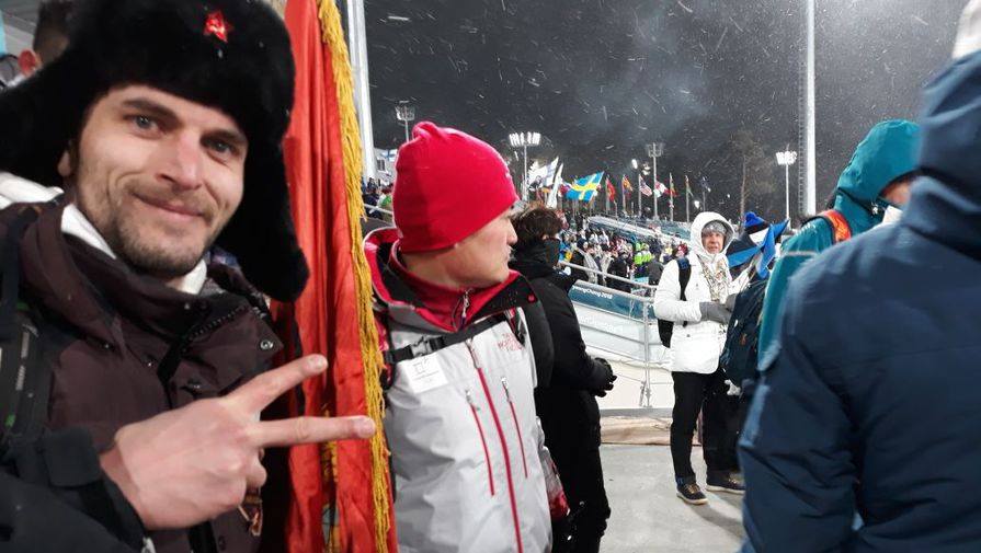 Российских болельщиков выдворили с трибун на Олимпиаде из-за флага с Лениным