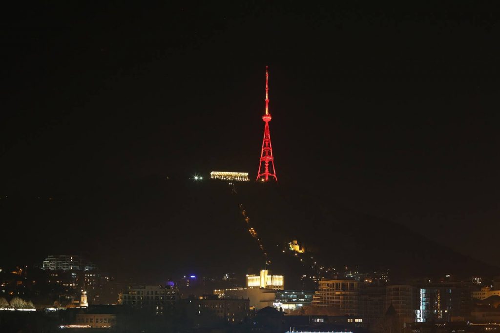 В связи с китайским Новым годом, тбилисская телевышка зажглась красным светом