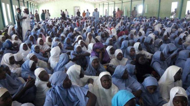 90 школьниц пропали после нападения террористов на деревню в Нигерии
