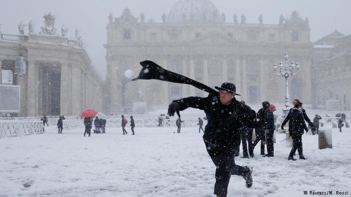 Рим накрыли аномальные снегопады